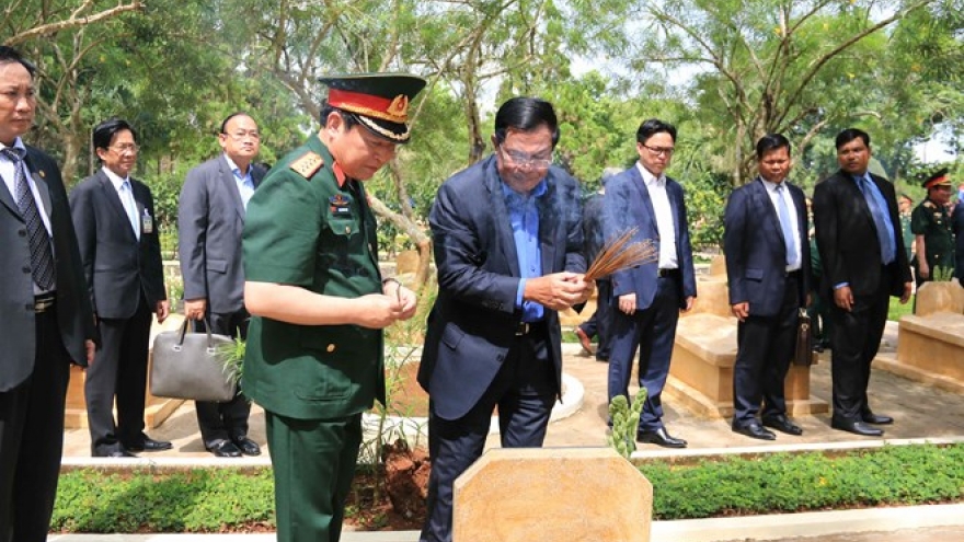 Cambodian PM visits historical site in Dong Nai