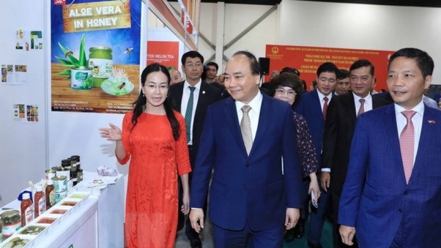 PM visits Vietnam’s pavilion at Food & Hotel Asia 2018 in Singapore
