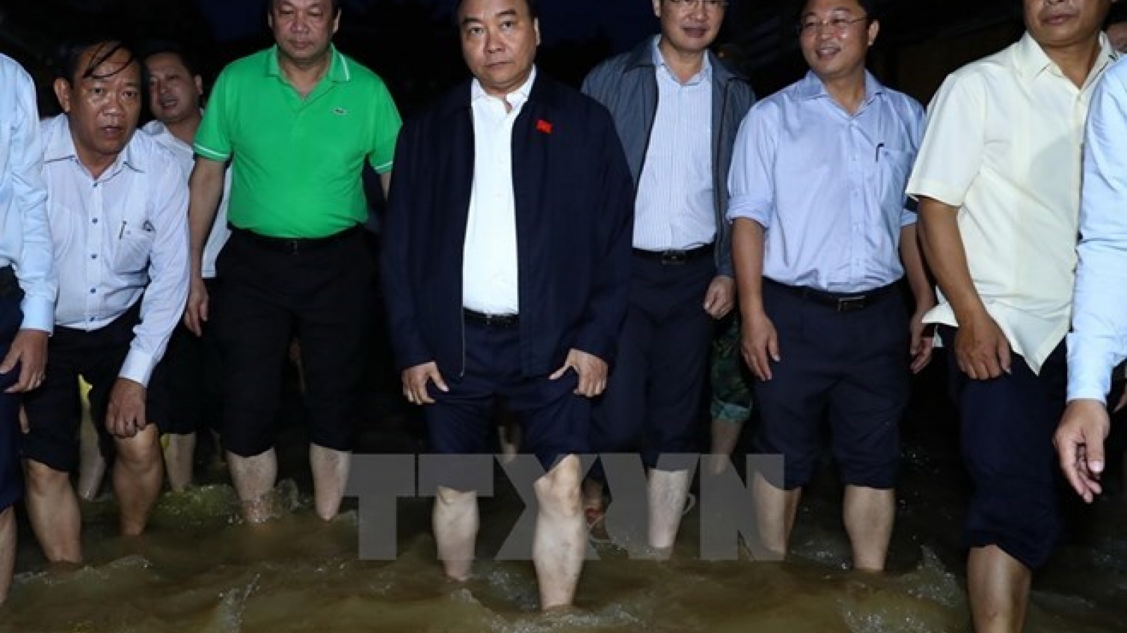 PM inspects flood recovery efforts in Quang Nam province