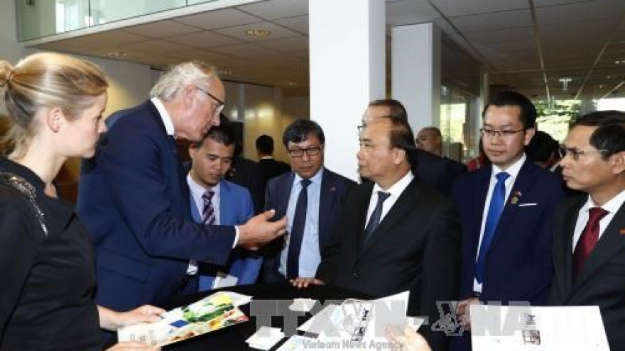 PM urges Dutch university to step up ties with Vietnam