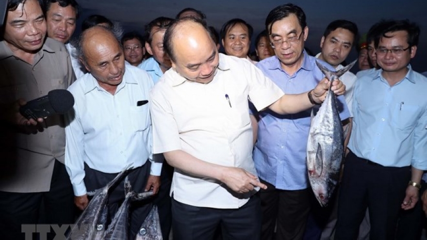 PM visits fishermen in Thua Thien-Hue, Quang Tri provinces
