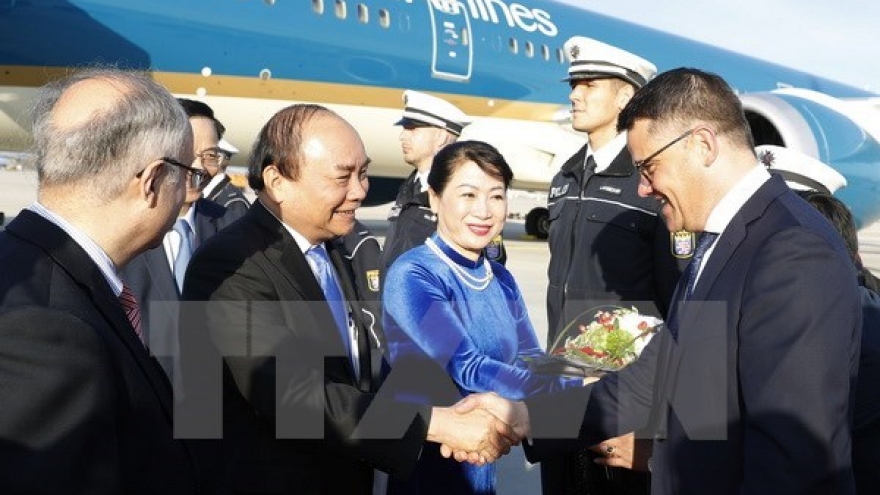 PM Phuc arrives in Frankfurt, begins Germany tour