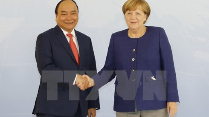 PM Phuc talks with German counterpart