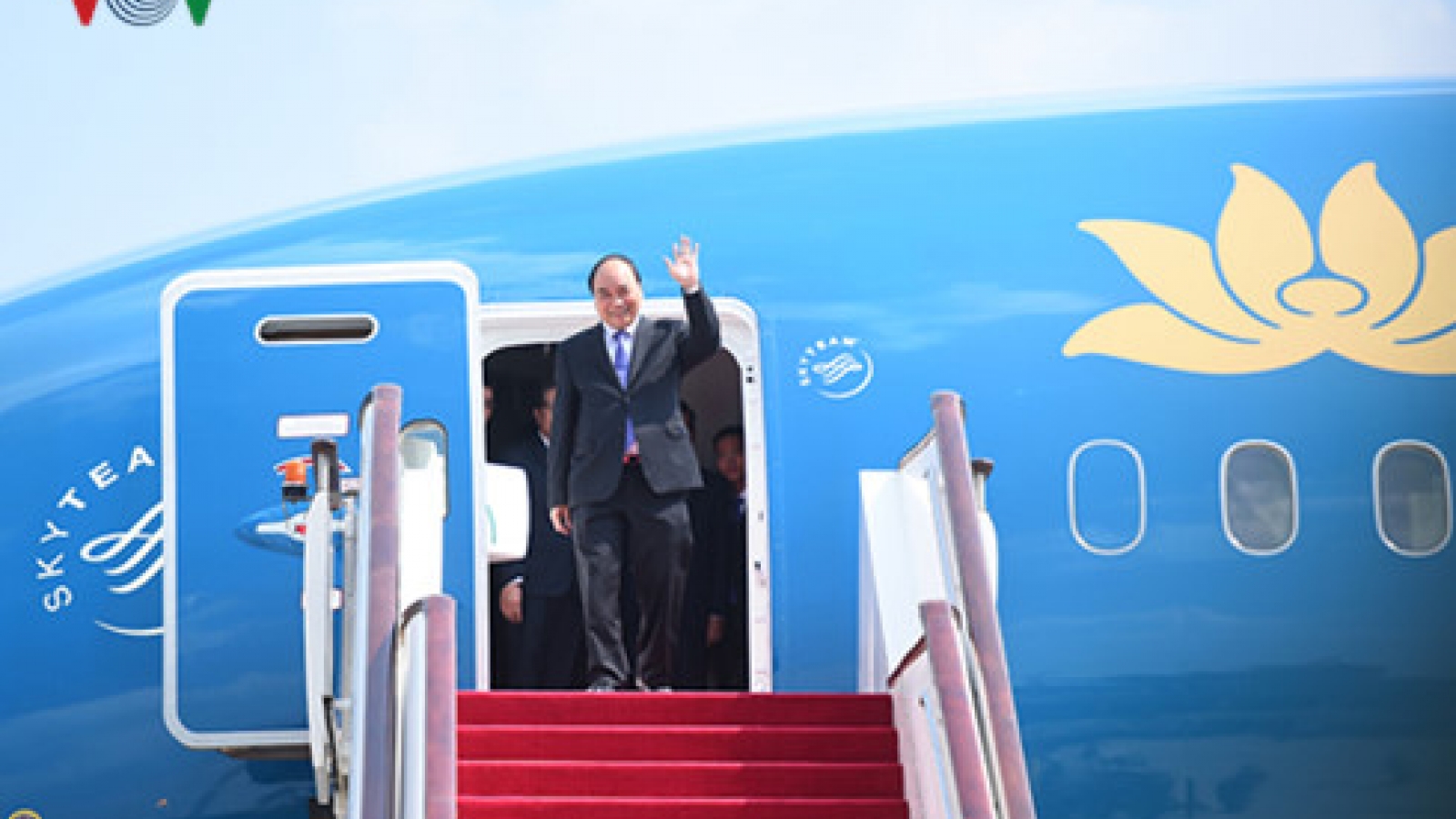 PM Phuc begins official visit to China