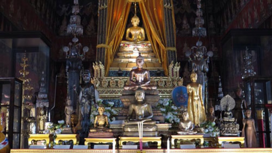 Thais and foreign tourists worship 10 holy Buddha statues