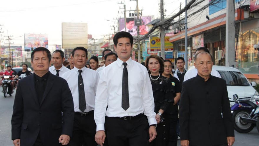 Hua Hin residents pay homage to Rama 9