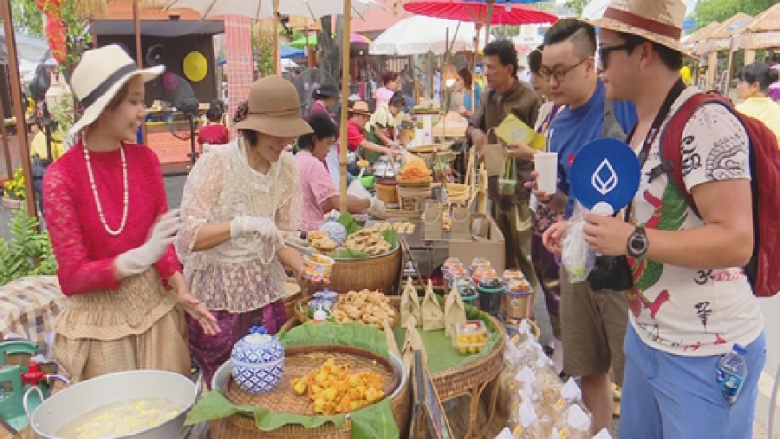 Un Ai Rak festival lively with visitors