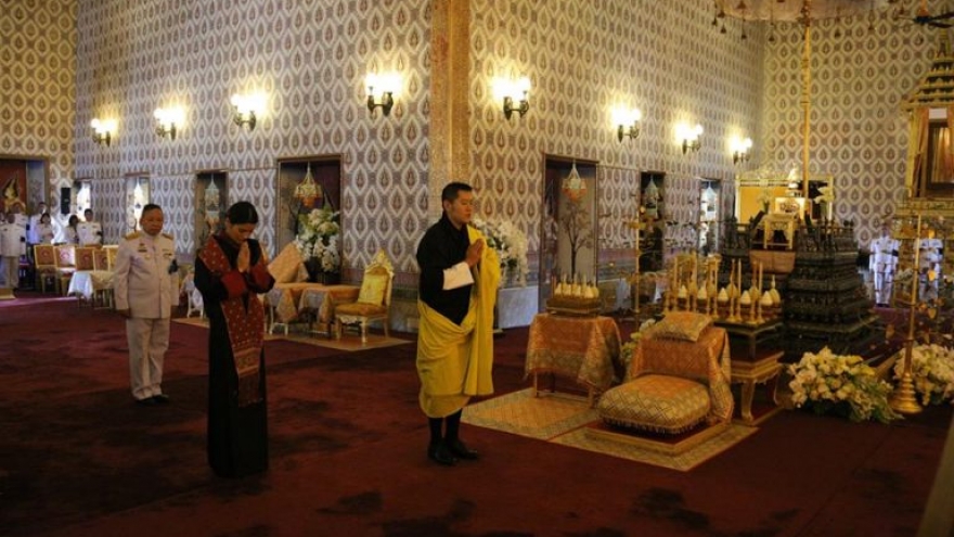 King of Bhutan pays respects to HM King Bhumibol