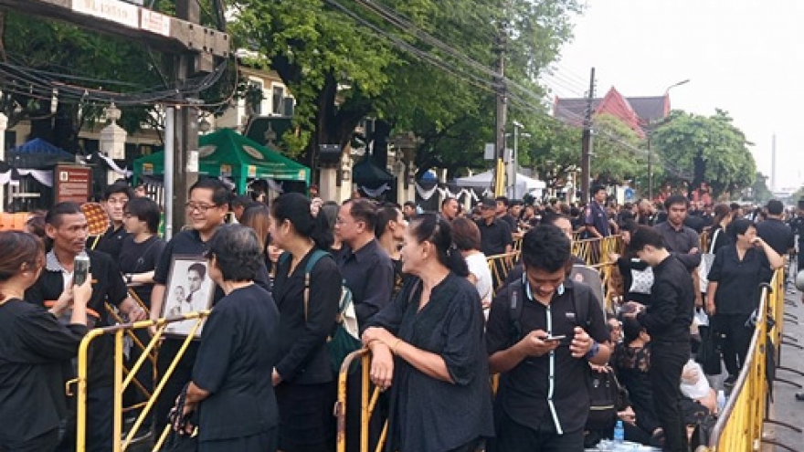 Thais continue to pay their respects to the late King