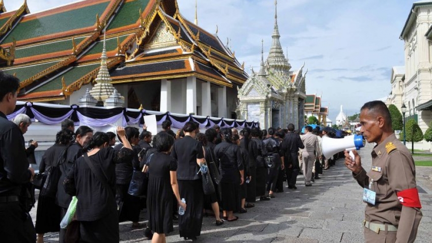 Thais continue to mourn late King Bhumibol Adulyadej