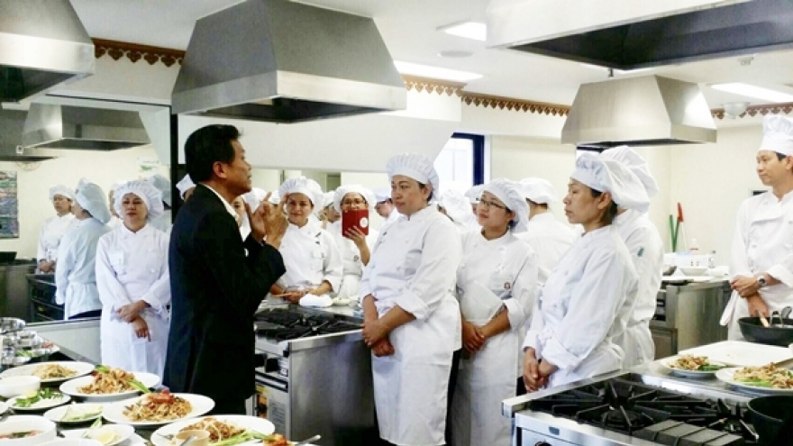 Labor Ministry continues project for attaching stars to Thai chefs in Spain
