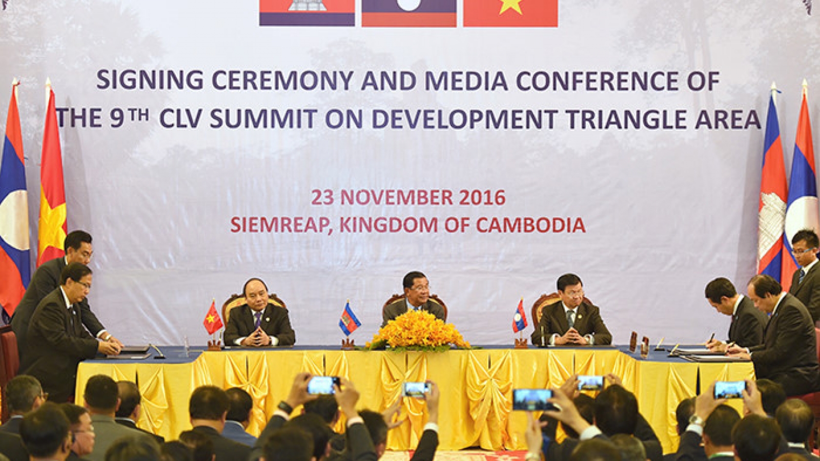 In photos: PM Phuc attends CLV summit in Cambodia