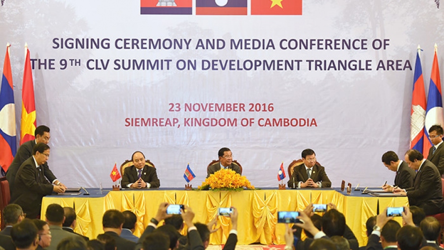 In photos: PM Phuc attends CLV summit in Cambodia