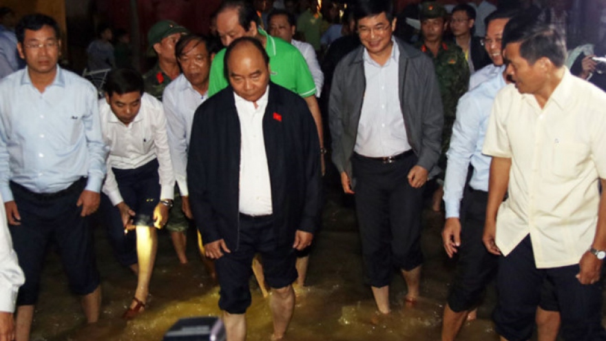 PM Phuc wades through floodwater to visit Hoi An people