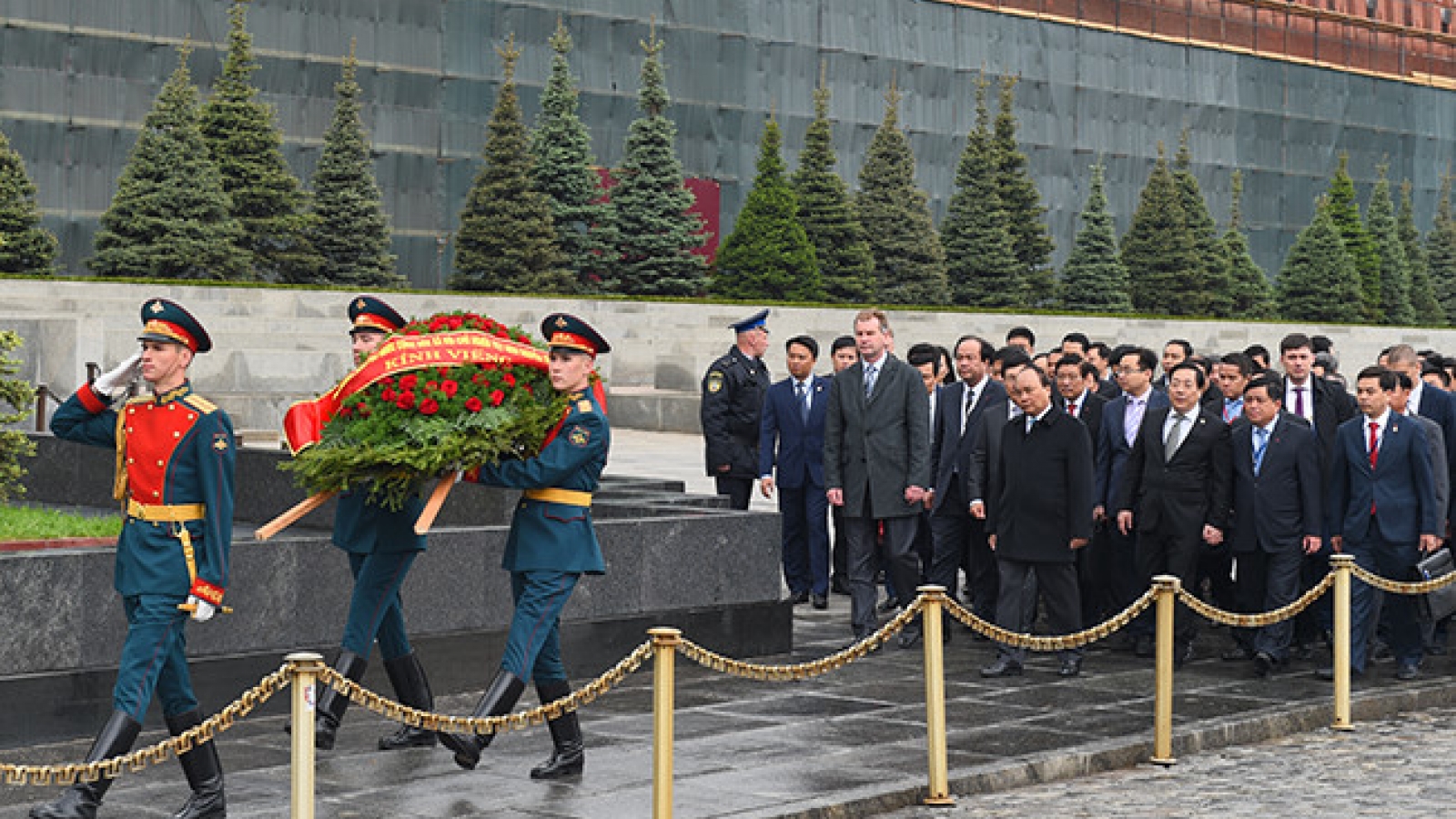 PM Xuan Phuc pays tribute to Lenin