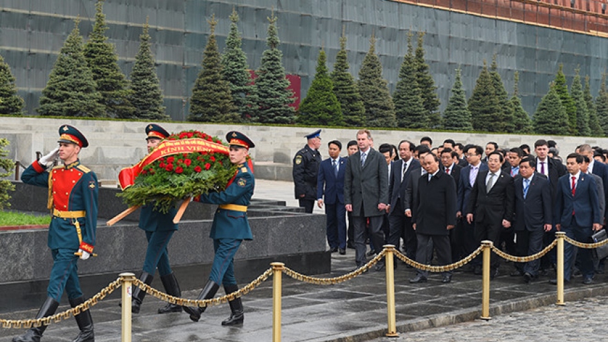 PM Xuan Phuc pays tribute to Lenin 