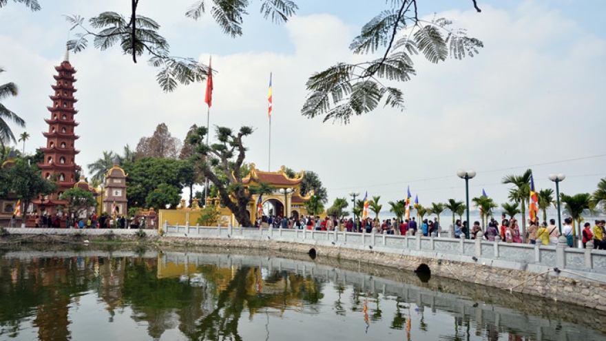 Pagodas overflowing on first days of New Year