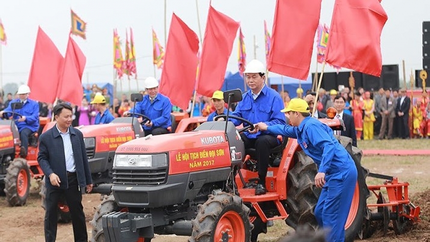 Images featuring senior leaders' simplicity close to citizens in 2017