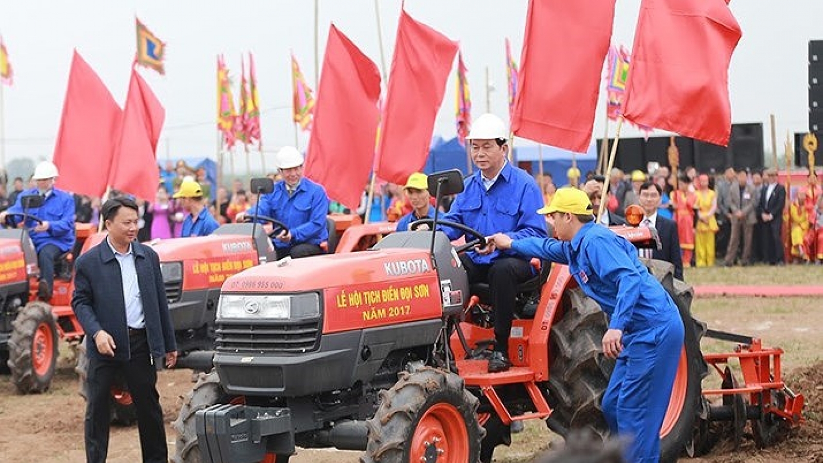 Images featuring senior leaders' simplicity close to citizens in 2017