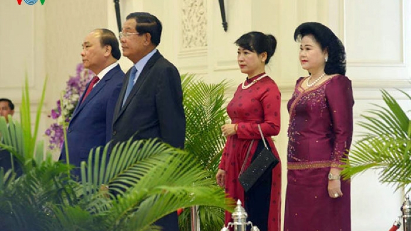 In photos: PM Phuc busy in Cambodia