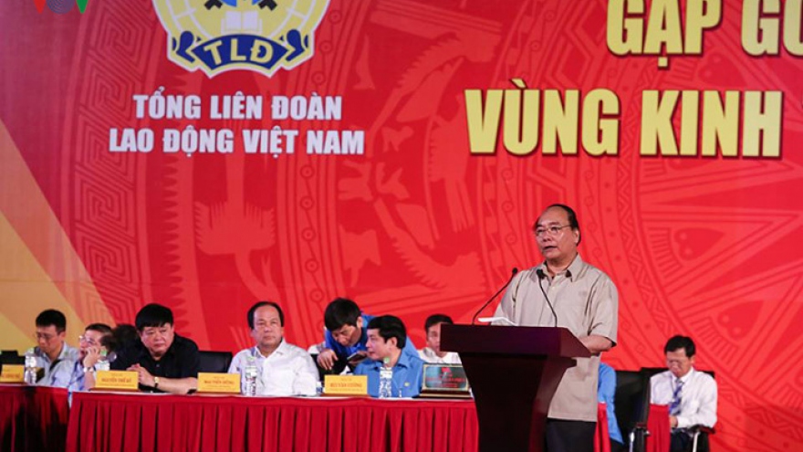 Prime Minister meets with union leaders, Vietnamese workers