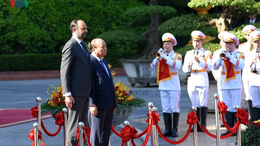 French PM Edouard Philippe warmly welcomed in Vietnam