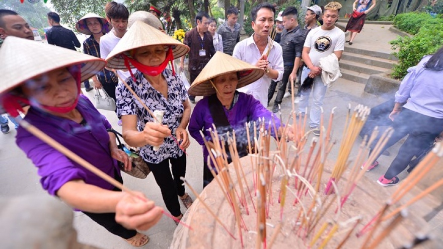 Crowds gather to pay tribute at Hung Kings Temple