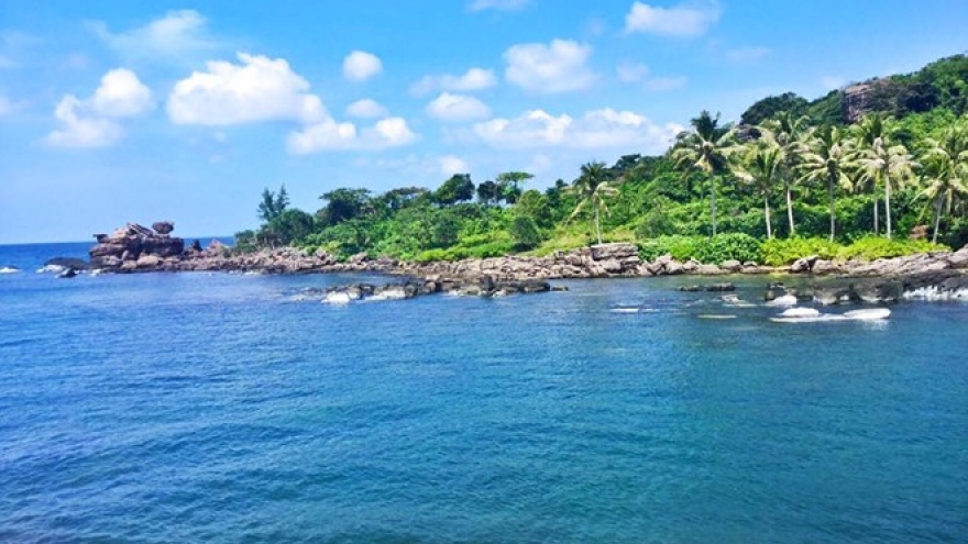 Enjoying one-day tour of Pearl island