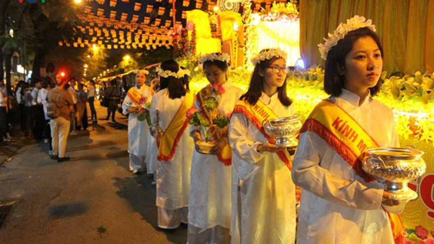 Thousands of people flock to Quan Su pagoda to celebrate Buddha’s birthday