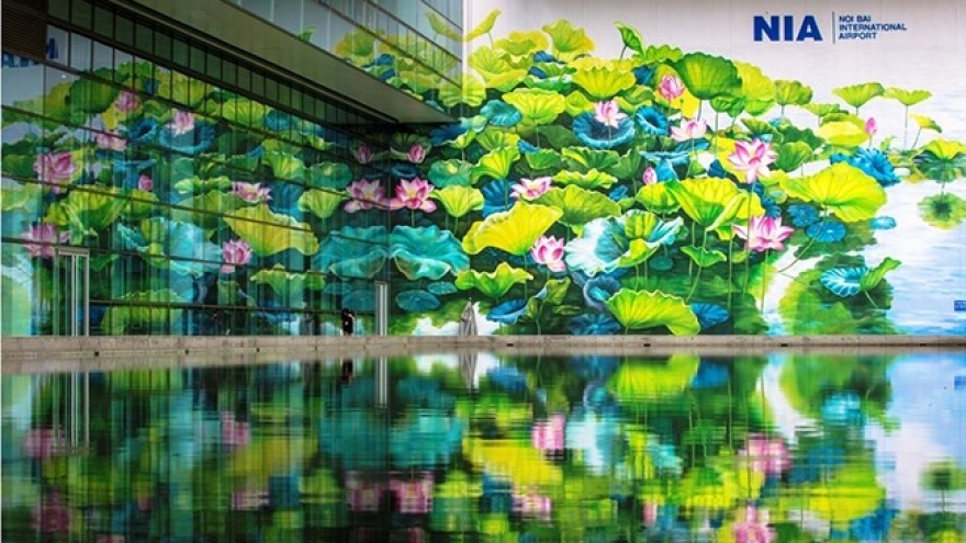 Painters create giant mural painting at Noi Bai int’l airport