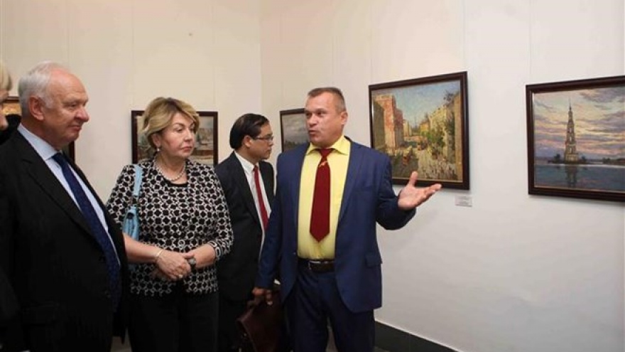 Painting exhibition featuring Russian landscape opens in Hanoi
