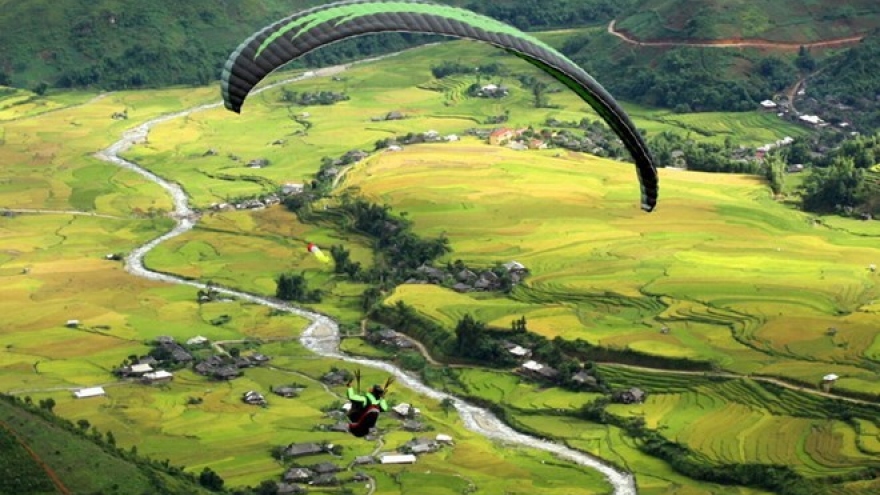 Paragliding festival kicks off in Yen Bai