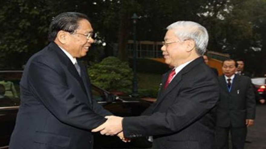 Top Lao leader welcomed in Hanoi