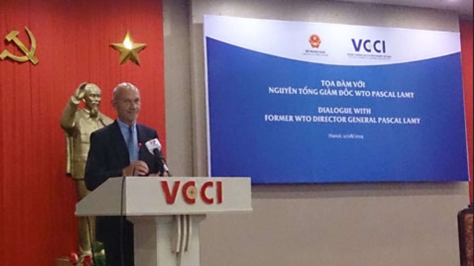 Hanoi hosts dialogue with former WTO Director-General
