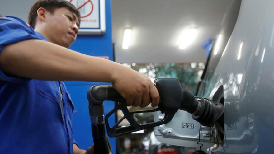 Vietnam mulls environmental tax hike on petroleum products, plastic bags