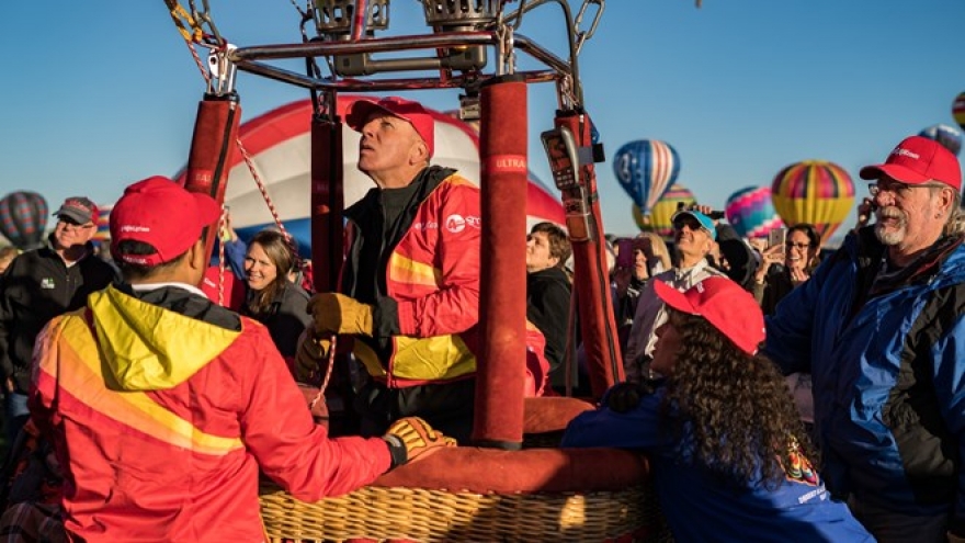 Vietjet’s hot air balloon and bikini girls land in America
