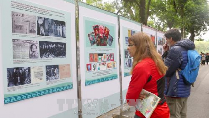Photo exhibition on late President Ho Chi Minh runs in Hanoi