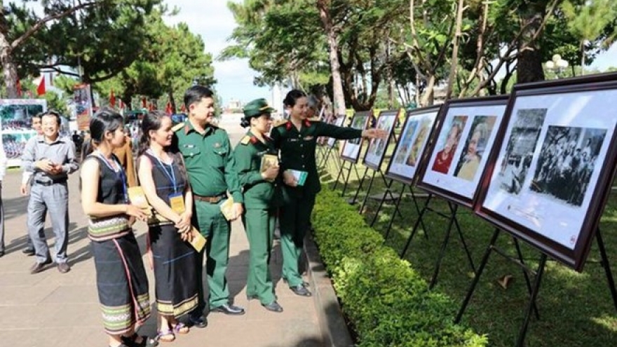 Photo exhibition honours late painter Xu Man