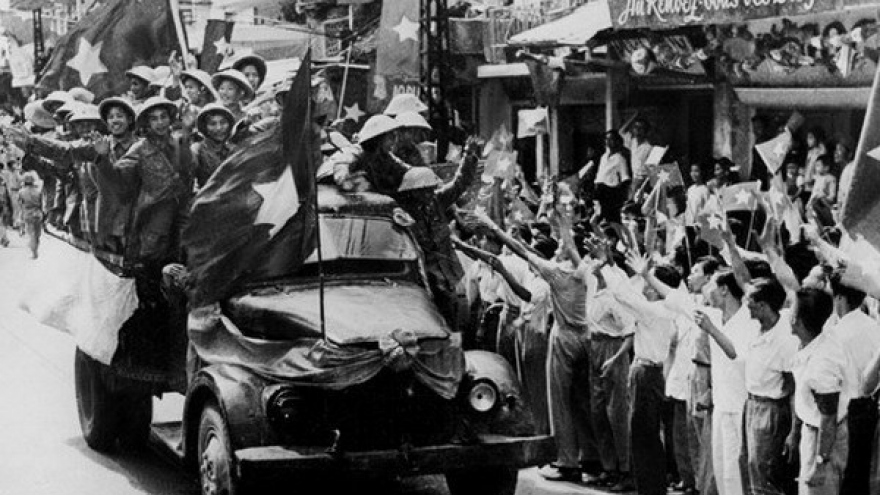 Photo exhibition reflects on Hanoi’s Liberation Day celebrations