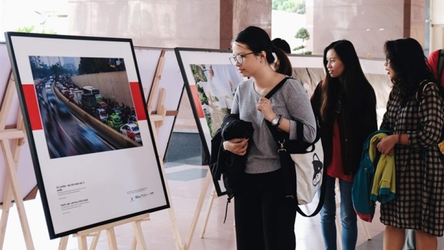Photo exhibitions on air pollution tour universities in HCM City