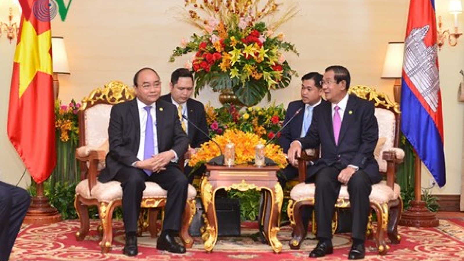 PM Phuc meets Cambodian, Lao counterparts ahead of MRC Summit