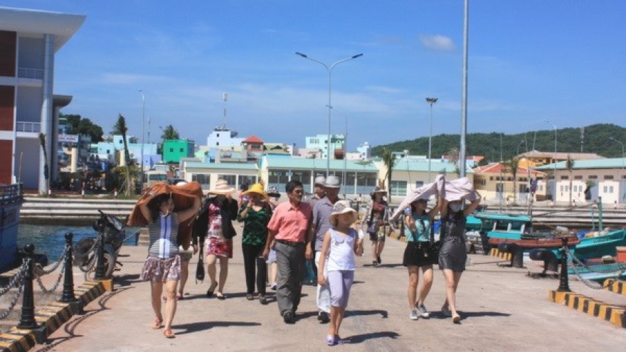 
        Phu Quoc island greets 260,000 tourists in first month of 2018
                              