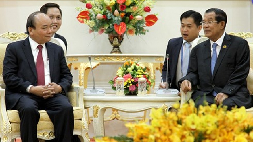 PM Phuc meets his Lao and Cambodian counterparts