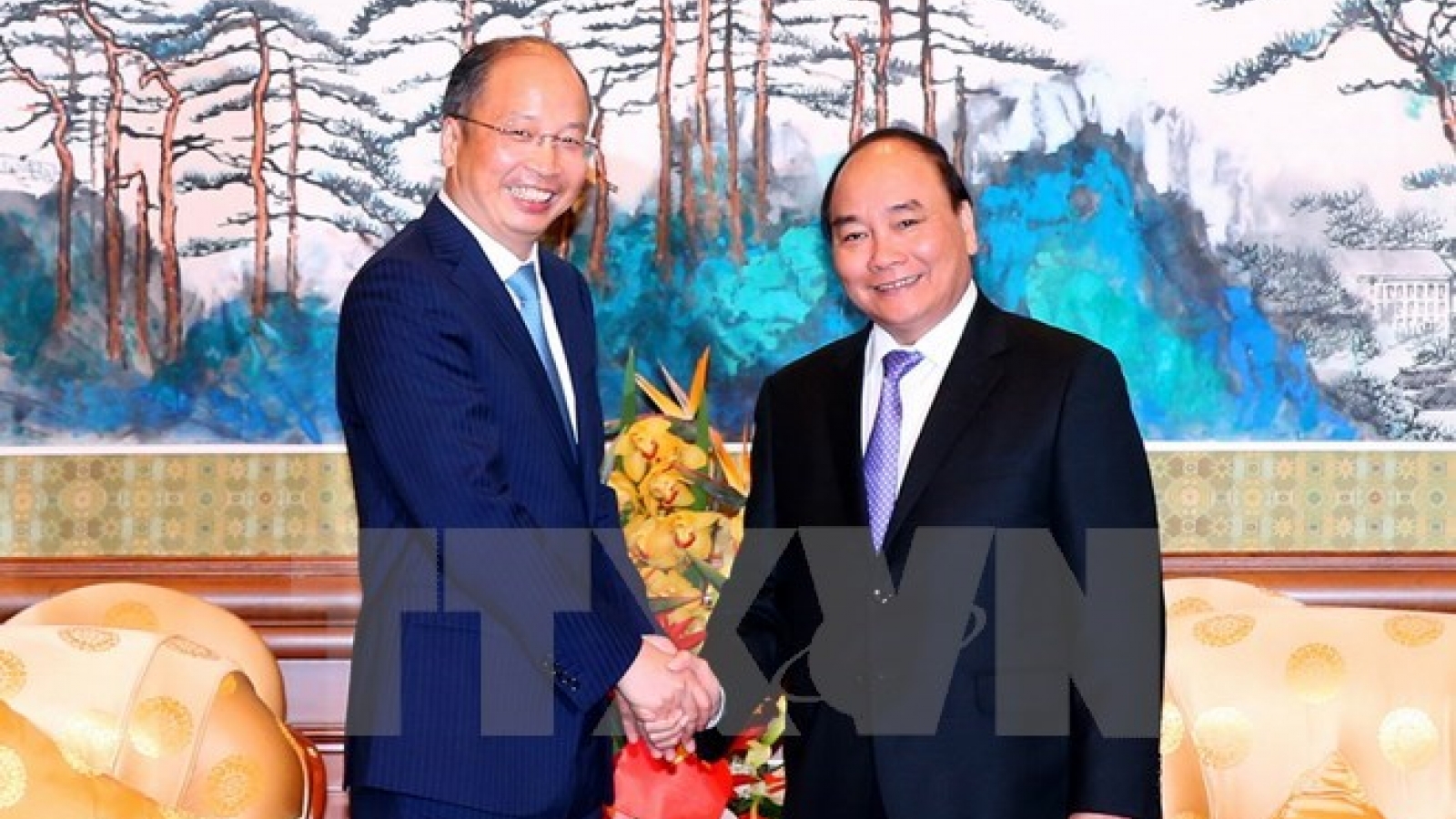 PM meets banking, corporate executives in China