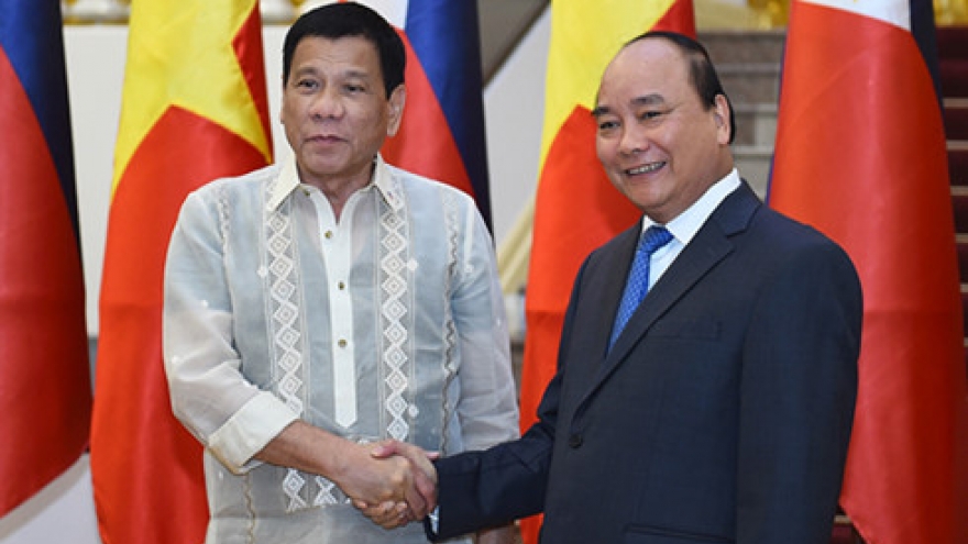 Philippine President meets Vietnamese PM, concludes visit