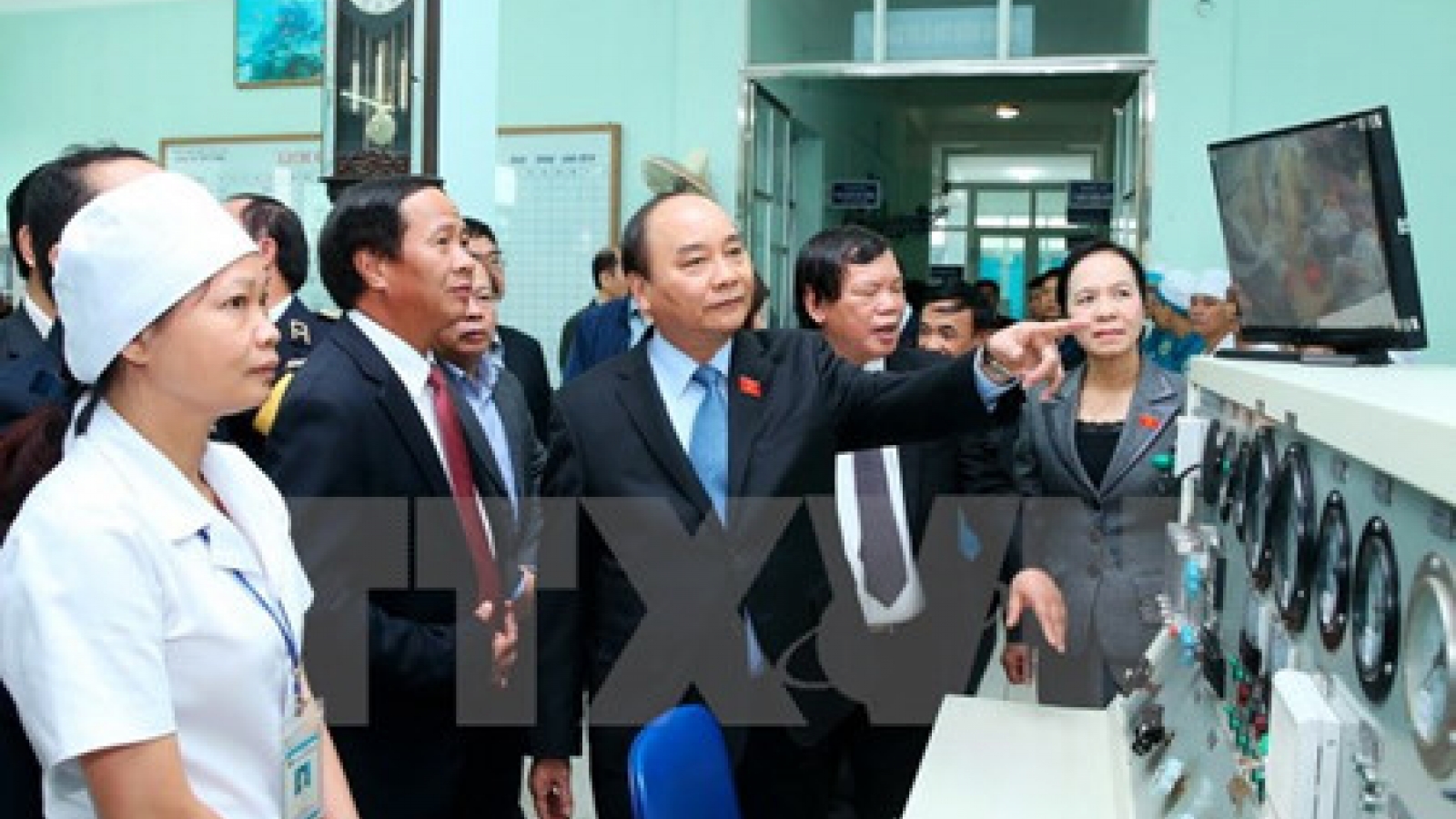 PM Phuc works with National Institute of Maritime Medicine