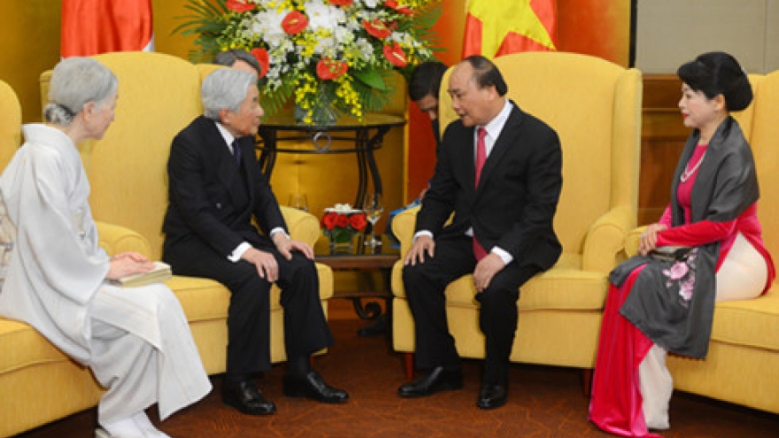 Government leader greets Japanese Emperor and Empress