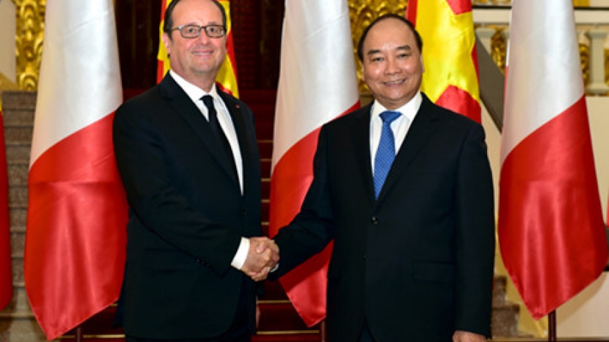 
        PM Phuc meets French President in Hanoi
                              