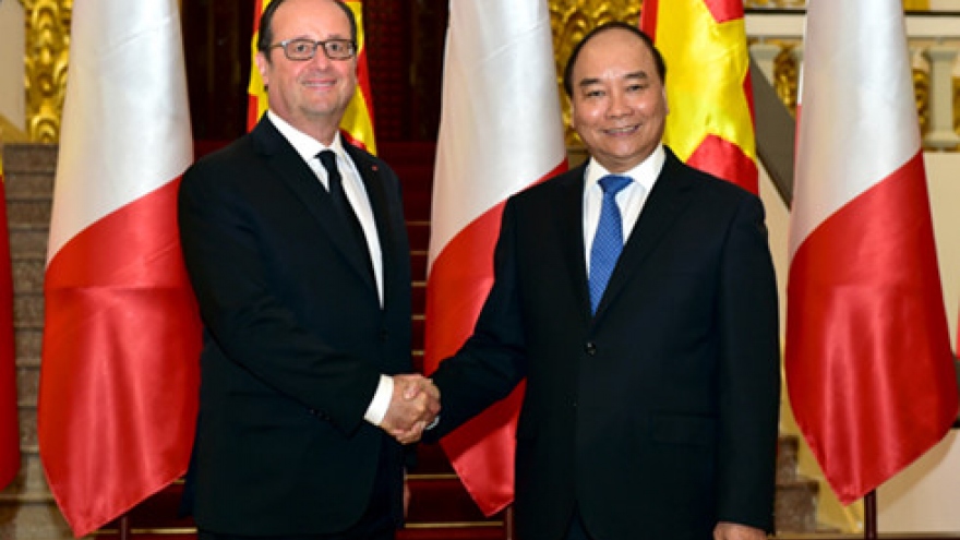 PM Phuc meets French President in Hanoi