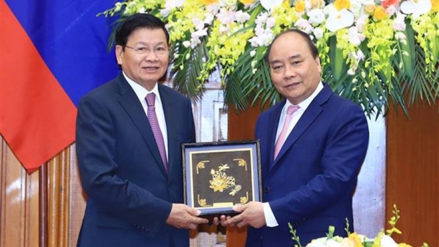 PM Phuc greets Lao counterpart on sidelines of WEF ASEAN